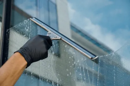 Fensterreinigung mit Abzieher an einer Glasscheibe